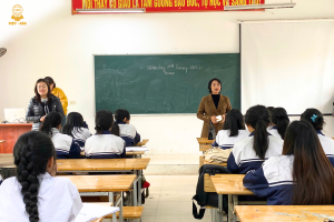 Đại diện Việt - Hàn Bà Trần Thị Lan chia sẻ và giải đáp thắc mắc của học sinh về Du học Hàn Quốc tại trường Cao đẳng Công nghiệp Hà Nội