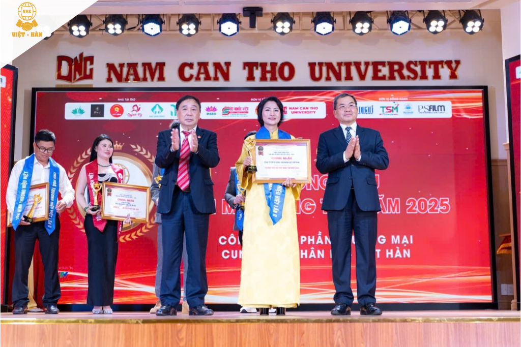 Đại diện Việt - Hàn Bà Trần Thị Lan được vinh danh tại tại hạng mục “Thương hiệu đổi mới sáng tạo năm 2025”